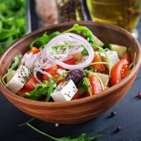 salatka-grecka-ze-swiezym-pomidorem-ogorkiem-czerwona-cebula-bazylia-serem-feta-czarnymi-oliwkami-i-wloskimi-ziolami